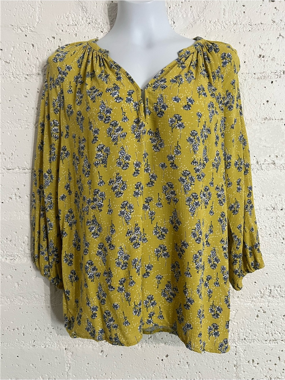 Jones New York Top L Yellow Blue Floral 3/4 Sleeve V Neck Viscose Blouse A20